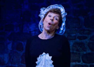 cours de théâtre, femme costumée
