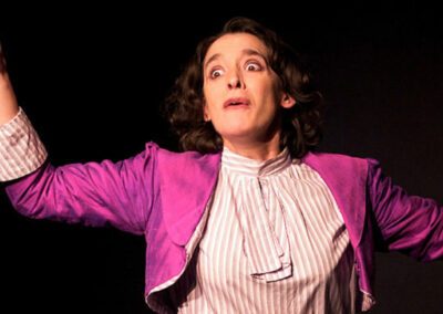 femme costumée pendant un cours de théâtre