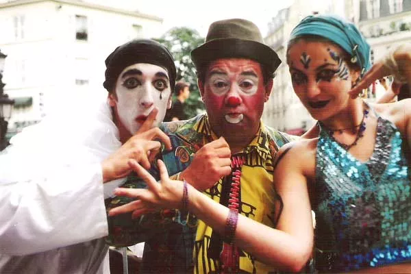 stage clowns et personnes déguisées en clown