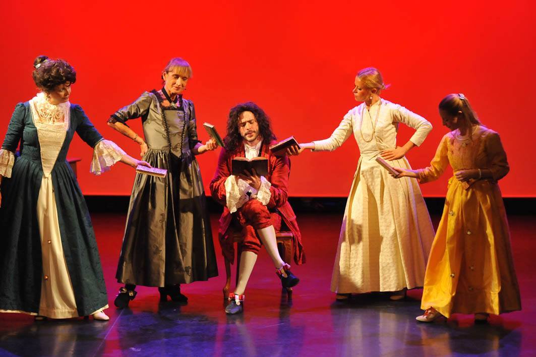 11 théâtre, comédiens costumés sur scènes